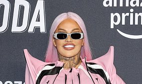 Laluna nie zmieściła swoich atutów pod bluzką. Pokaźne kształty wylały się spod skąpego odzienia [ZDJĘCIA]