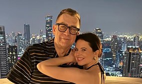 Maciej Orłoś i jego czwarta żona relacjonują luksusowe wczasy. Paulina Koziejowska w bikini drży przed powrotem do Polski: "Jestem przerażona"