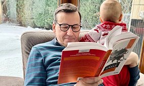Mateusz Morawiecki pokazał rozczulające zdjęcie z wnukiem. Staś ma już rok. "To jest najważniejsze w życiu" [zdjęcie]