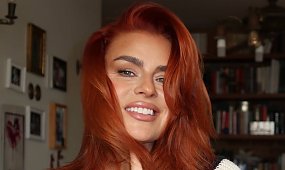 Natasza Urbańska wślizgnęła się w kuse bikini. Wycięcia odsłaniają zakamarki jej boskiego ciała [zdjęcia]