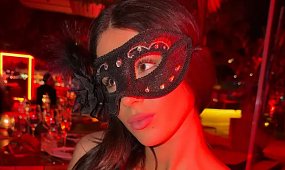 Roksana Węgiel celebruje miłość w kusej, wyciętej mini. Kevin w masce mówi skromnie: "I'm Batman". Niezbyt podobny [zdjęcia]