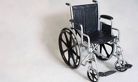 Jak dobrać wózek inwalidzki do potrzeb osoby po urazie lub operacji? Praktyczny poradnik
