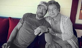 Świat we łzach po stracie Chucka Norrisa "Strażnika Teksasu". Jego największą siłą była ukochana mama