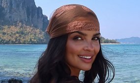 Rozgogolona Klaudia El Dursi bryka po plaży w mikroskopijnym bikini. Biust wylewa się z mikrostaniczka, a tył dopiero robi wrażenie [zdjęcia]