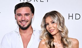 Leon Myszkowski migdali się z rozgogoloną narzeczoną na ściance. Zatracili się w bliskości. Fani zniesmaczeni