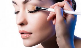 Niedoskonałości, które psują Twój makijaż. Jak pozbyć się drobnych zmian w okolicy oczu i odzyskać "clean look"?