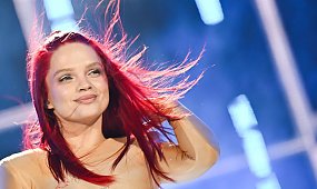 Margaret w totalnie przezroczystym kombinezonie. Jej sylwetka budzi zachwyt