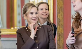 Tym razem nie toczek, tylko peleryna niczym Batman. Marta Nawrocka zaliczyła modową wpadkę? Stylistka nie ma dla niej litości [zdjęcia]