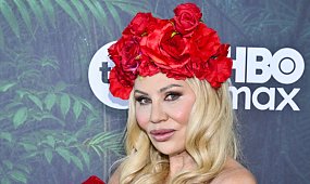 Odmieniona Monika Jarosińska zapomniała stanika na ściankę. Dekolt głęboki niemal do pępka [zdjęcia]