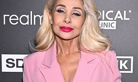 Aldona Orman w różu bryluje na salonach. Cena torebki wbija w fotel, a niedawno drżała o życie [zdjęcia]