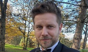 Dwie rodziny Antka Królikowskiego. Z jedną spaceruje po lesie, z drugą walczy w sądzie