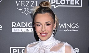 Doda niemal goluchna w białej pajęczynie pręży się na gali. Fani bez litości: "To już parada bezwstydności" [zdjęcia]