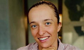 Iga Świątek w niemal przezroczystym topie na imprezie w Stuttgarcie. Internauci w szoku: "Przyćmiła wszystkie" [ZDJĘCIA]