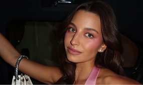 Julia Wieniawa wypięła rozgogolony dekolt w samym skórzanym staniku. Fani podzieleni: "Skandalicznie skąpo" [wideo]