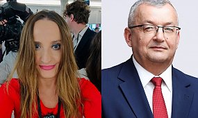 Andrzej Adamczyk przyłapany z telefonem w Sejmie. Poseł PiS potajemnie fotografował dziennikarkę. "Obrzydliwy wuj z wesela"