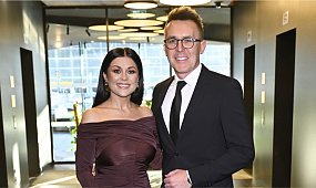 Cichopek i Kurzajewski brylują na salonach. Kasia w ultraobcisłym brązie eksponuje boskie ciałko, ale fani dostrzegli mega wpadkę [zdjęcia]