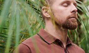 Koszule polo męskie – jak wybrać model idealny i dlaczego warto postawić na jakość Próchnik?