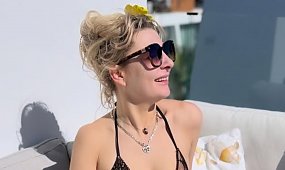 Magda Narożna wypięła rozgogolony tył na tarasie w Hiszpanii. Internauci nie mają litości: "Takie zdjęcia to do prywatnego albumu" [zdjęcia]