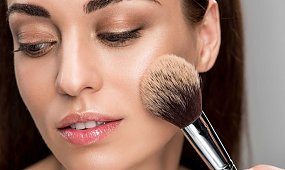 Makijaż rozświetlający – kosmetyki i triki, które dodadzą skórze blasku