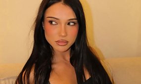 Rozgogolona Natsu kusi nad basenem w mikroskopijnym sznurku. Fani oceniają: "To była kwestia czasu" [zdjęcia]