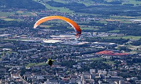 Dramat na lotnisku w Zielonej Górze. Paralotniarz runął na płytę, świadkowie drżeli o jego życie. Jeden komunikat policji mówi wszystko