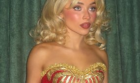 Sabrina Carpenter niemal naga w koronce na Coachelli. Fani wściekli przez jeden szczegół: "To kompletnie zabiło klimat" [wideo]