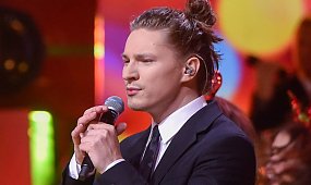 Adam Stachowiak niedawno wziął ślub kościelny, a teraz myśli o apostazji. Fani komentują: "Brak wstydu"