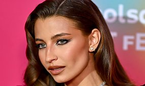 Julia Wieniawa wkradła się na scenę w samiutkiej halce. Fani w szoku: "Co to miało być?"