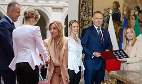 Karol Nawrocki dorwał się do Giorgii Meloni. Szczęka opada na widok tego, co zrobił z jej dłonią [wideo]