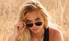 Karolina Pajączkowska bez żenady zrzuciła fatałaszki. Ciało w mikroskopijnym bikini zwala z nóg [wideo]