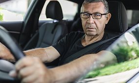 Wojna o prawo jazdy seniorów. Statystyki są bezlitosne. Czy kary dla starszych to dobry kierunek?
