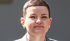 Ministra kultury na gali Fryderyków. Gigantyczne gwiazdy i łaty na garniturze. Ktoś pisze: "Strój z odzysku"