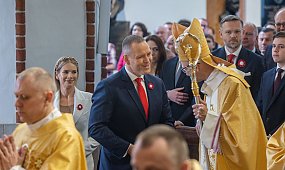 Marta Nawrocka wyciągnęła wnioski z modowej wpadki? Biel total look skradł show pod kościołem. Eksperci: "Tym razem to był balans!" [zdjęcia]