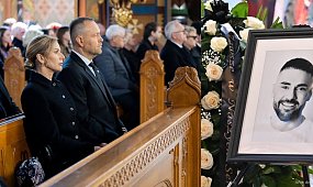 Marta Nawrocka otrzymała TO od Łukasza Litewki. Jej gest na pogrzebie polityka ściska serce [zdjęcia]
