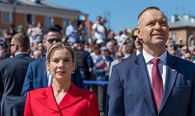 Marta Nawrocka cała w ognistym kolorze na Dzień Flagi. Jeden szczegół sprawia, że szczęka opada, a ekspertka nie gryzie się w język [zdjęcia]