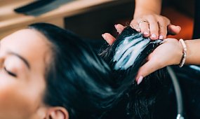 Jak nakładać odżywkę do włosów, żeby uniknąć "przyklapu" u nasady?