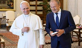 Donald Tusk u papieża Leona XIV. Wręczył mu nietypowy prezent. Potem wyznał bez ogródek: "Kapitalny rozmówca" [zdjęcia]