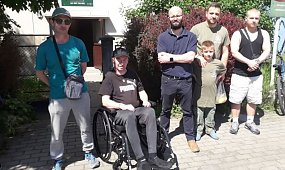 Piotr z Rzeszowa chciał zapłacić za pomoc w zejściu z 2. piętra. Reakcja ludzi wyciska łzy: "Rozpłakałem się"
