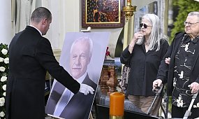 Wojciech Mann z balkonikiem na pogrzebie najlepszego przyjaciela. Fani poruszeni: "Prawdziwe świadectwo wierności"