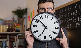 Uczniowie nie potrafią odczytać godziny ze wskazówek. Szkoły masowo usuwają zegary, a internauci grzmią: "To koniec świata"