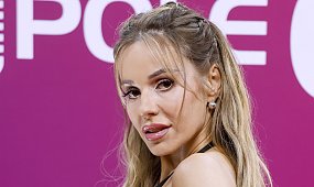 Doda w fikuśnych koronkach świeci pośladkami na festiwalu w Opolu. Fani zniesmaczeni: "Zupełny brak wstydu" [zdjęcia]