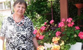 Emerytowana nauczycielka z Zielonki uczy dzieci za ciasto i pomoc w ogrodzie. Serca internautów pękają ze wzruszenia [zdjęcie]