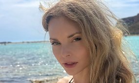 Izabella Miko w mikroskopijnych majtkach opala się bez filtra, fani łapią się za głowy [zdjęcia]