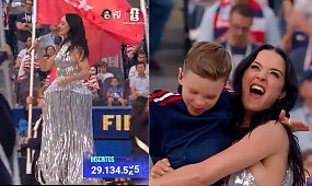 Katy Perry ledwo okryta srebrnymi frędzlami na otwarciu mundialu. Fani kpią bez litości. Porównują ją do żyrandola i shakera [zdjęcia]