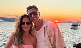 Robert Lewandowski pręży wysportowaną klatę na jachcie, a u jego boku wygina się ledwo okryta Anna. Fani w zachwycie: "Moja ulubiona para" [zdjęcia]