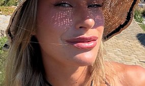 Aryna Sabalenka zrobiła sobie urlop. Wskoczyła w kusy opalacz i pręży się nad basenem [zdjęcia]