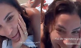 51-letnia Eva Longoria wypięła się topless na plaży. Gwiazda zachwyca nienaganną formą [zdjęcie]