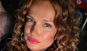 Wylaszczona Joanna Liszowska w apetycznej mini z dekoltem bez granic. Fani śmiało: "Ale słodki rowek"