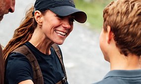 Kate Middleton odsłoniła nogi do nieba w mikroskopijnych szortach. Fani bez litości: "Przyszłej królowej nie wypada" [zdjęcia]
