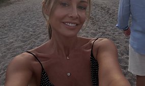 Małgorzata Rozenek bez żenady wypięła ciało w mikroskopijnym różu. Fani mają mieszane uczucia: "Zupełnie jak nastolatka" [zdjęcia]